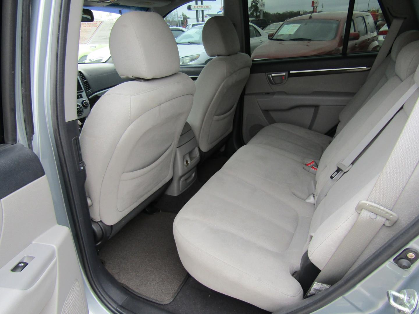 2009 Silver Hyundai Santa Fe GLS (5NMSG13D99H) with an 2.7L V6 DOHC 24V engine, Automatic transmission, located at 15016 S Hwy 231, Midland City, AL, 36350, (334) 983-3001, 31.306210, -85.495277 - Photo#4